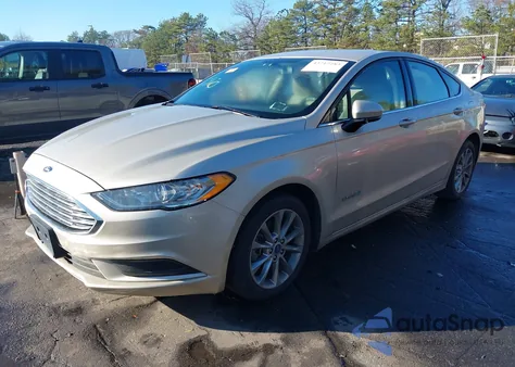 2017 Ford Fusion Hybrid S z USA, uszkodzony, nr VIN 3FA6P0UU0HR196476